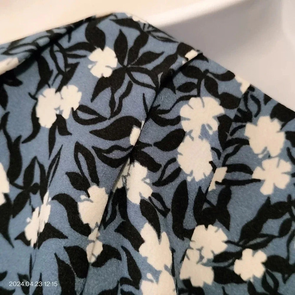 Ann Taylor size Small 3/4 Sleeves Blue Floral Pleated Blouse Top - Picture 5 of 10